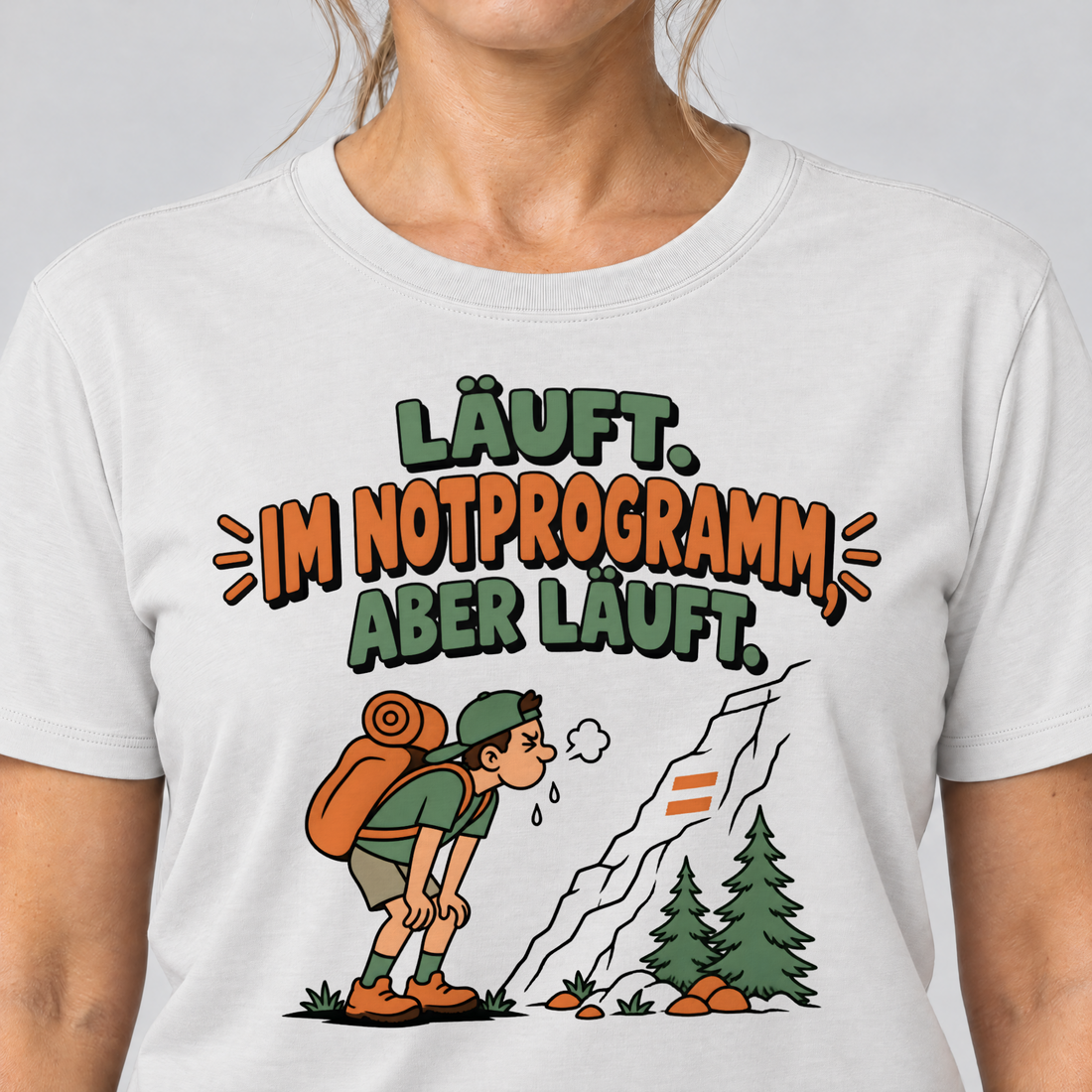 Nahaufnahme des Drucks: Im Notprogramm, aber läuft – T-Shirt Unisex in Weiß, von einer Frau getragen