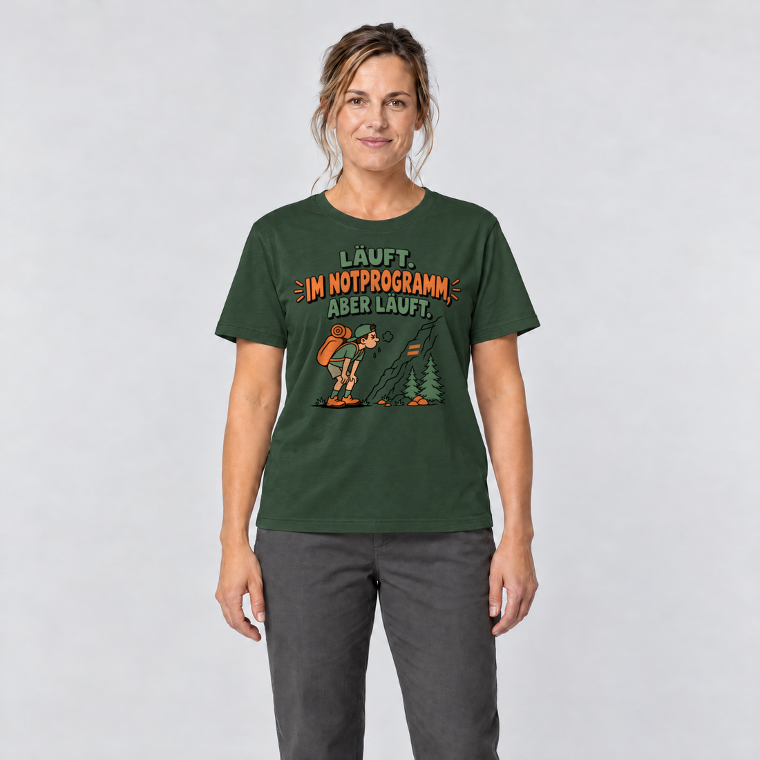 Frau trägt Im Notprogramm, aber läuft – T-Shirt Unisex in Flaschengrün, Ansicht von vorn