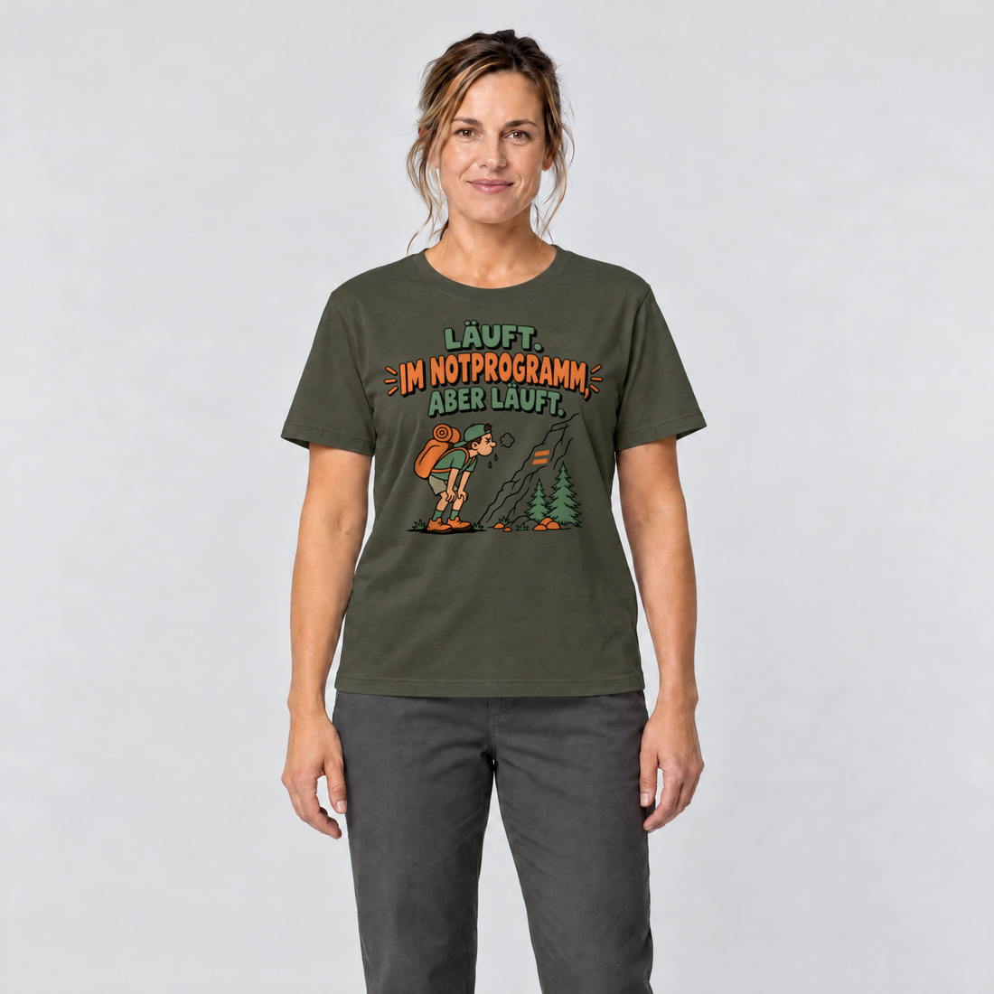 Frau trägt Im Notprogramm, aber läuft – T-Shirt Unisex in Oliv, Ansicht von vorn