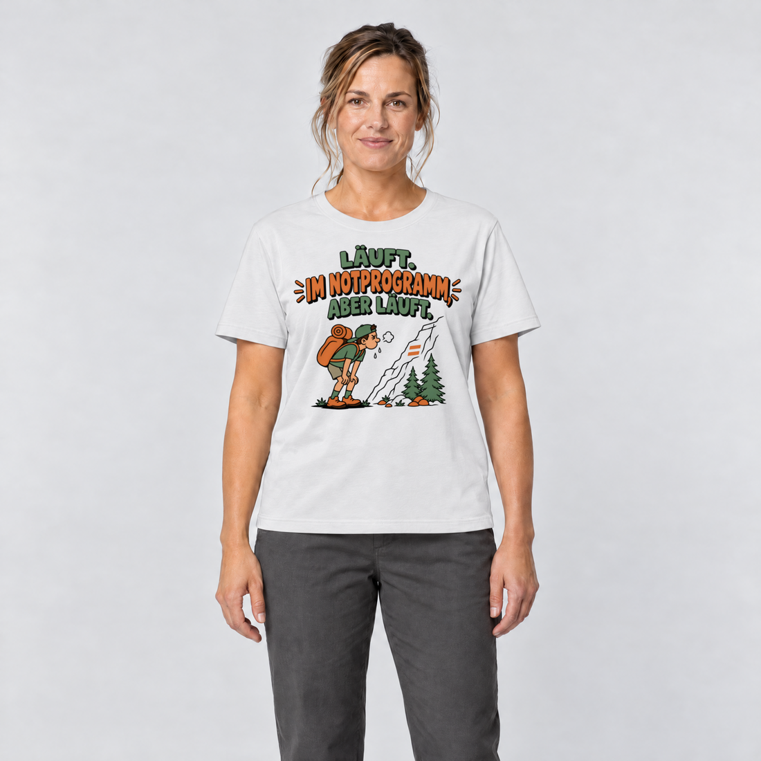 Frau trägt Im Notprogramm, aber läuft – T-Shirt Unisex in Weiß, Ansicht von vorn