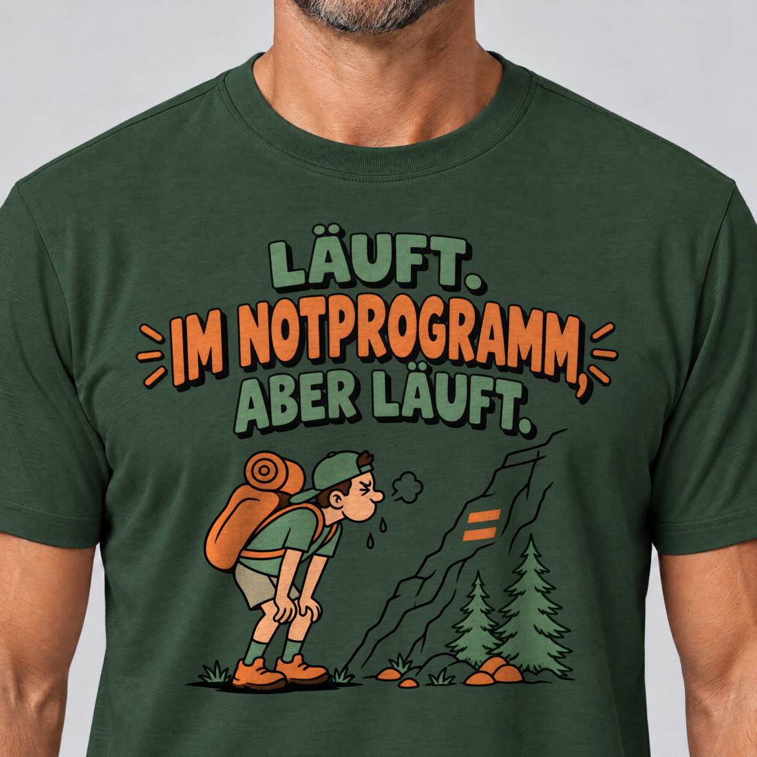 Nahaufnahme des Drucks: Im Notprogramm, aber läuft – T-Shirt Unisex in Flaschengrün, von einem Mann getragen