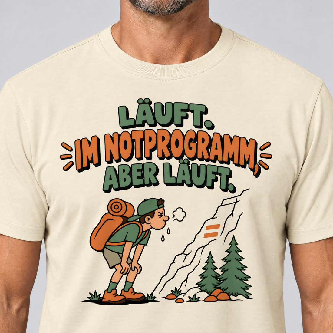 Nahaufnahme des Drucks: Im Notprogramm, aber läuft – T-Shirt Unisex in Natur, von einem Mann getragen