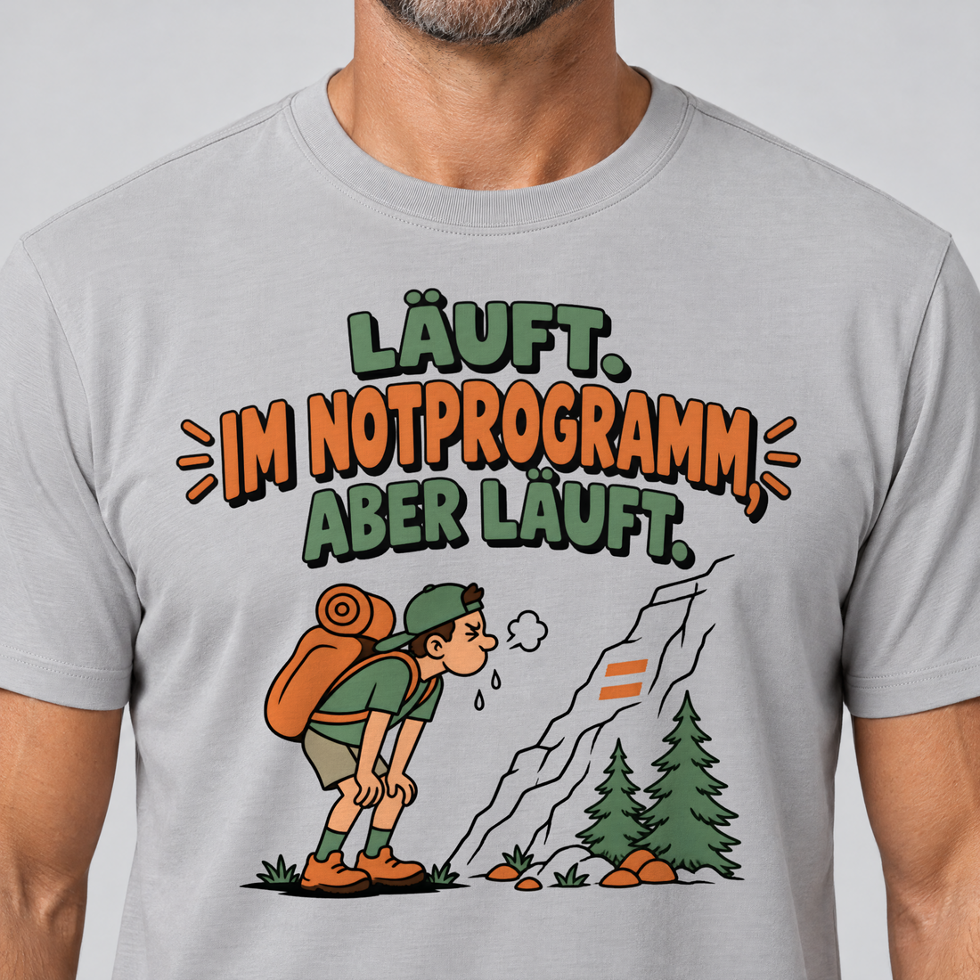Nahaufnahme des Drucks: Im Notprogramm, aber läuft – T-Shirt Unisex in Hellgrau, von einem Mann getragen
