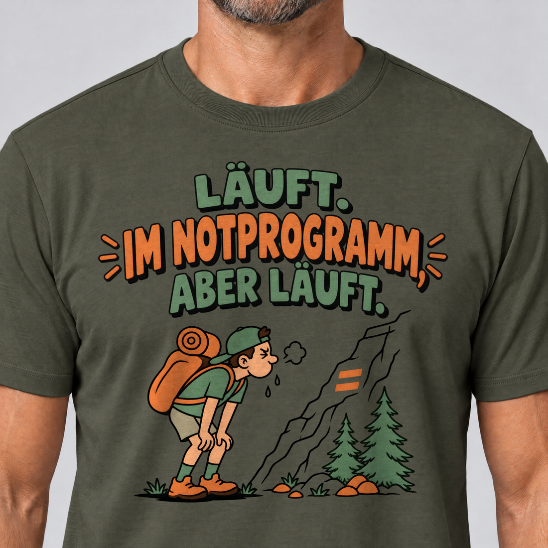 Nahaufnahme des Drucks: Im Notprogramm, aber läuft – T-Shirt Unisex in Oliv, von einem Mann getragen