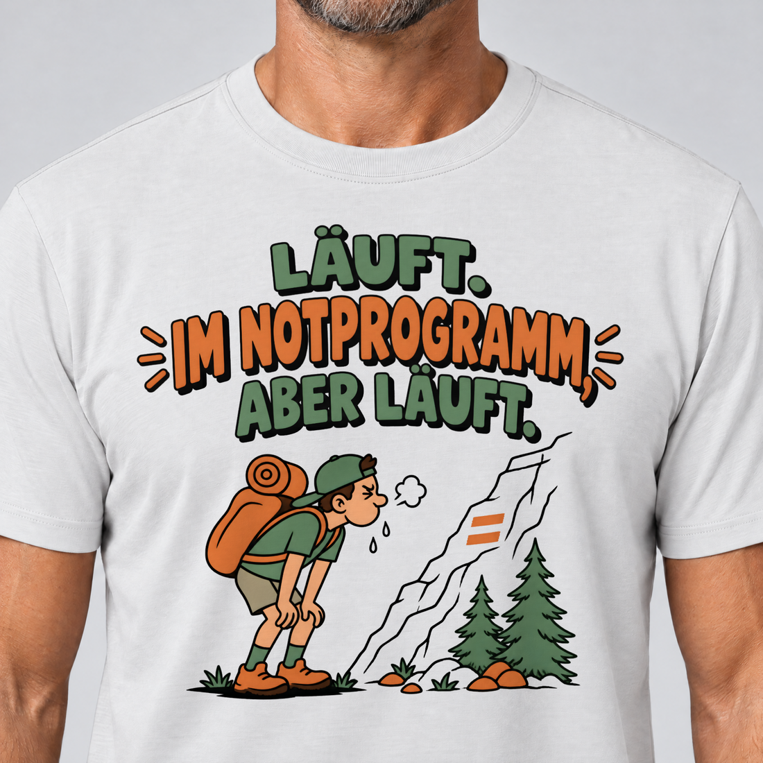 Nahaufnahme des Drucks: Im Notprogramm, aber läuft – T-Shirt Unisex in Weiß, von einem Mann getragen