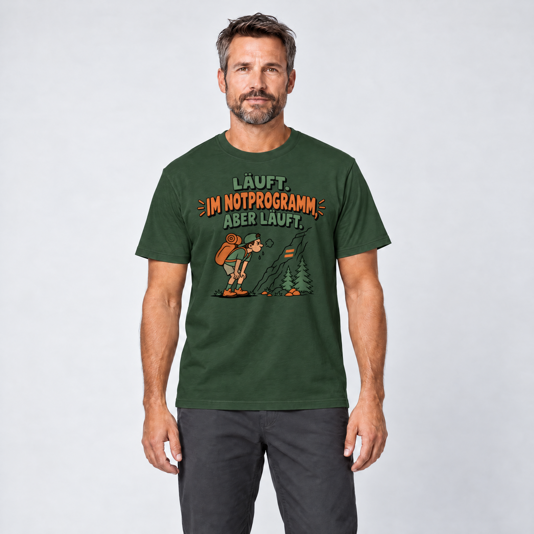 Mann trägt Im Notprogramm, aber läuft – T-Shirt Unisex in Flaschengrün, Ansicht von vorn