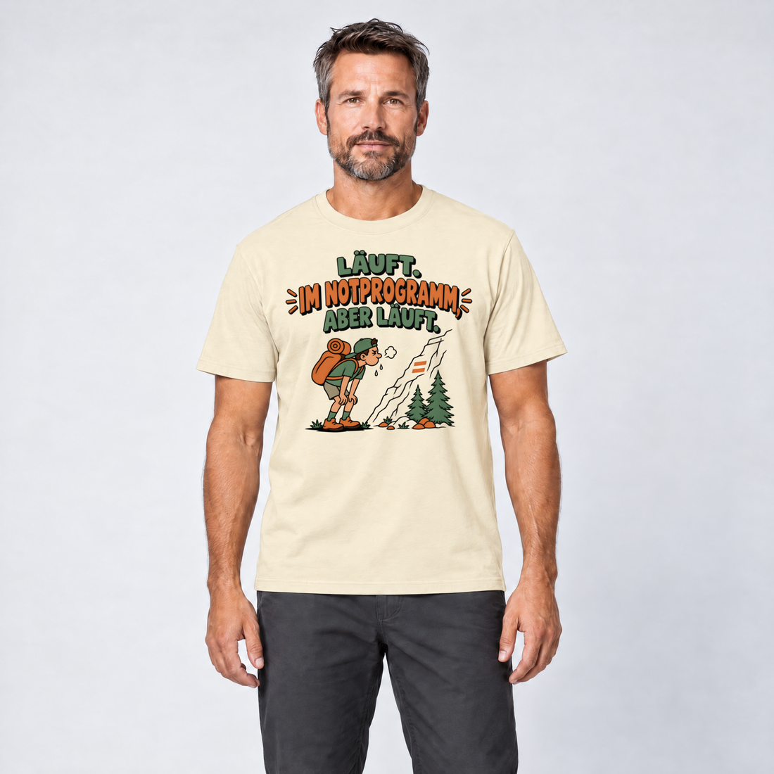 Mann trägt Im Notprogramm, aber läuft – T-Shirt Unisex in Natur, Ansicht von vorn