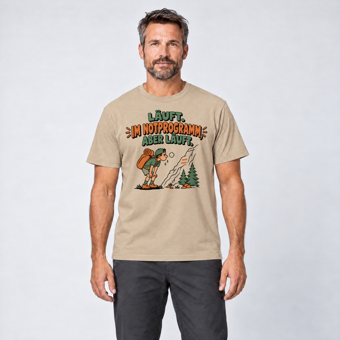 Mann trägt Im Notprogramm, aber läuft – T-Shirt Unisex in Sand, Ansicht von vorn