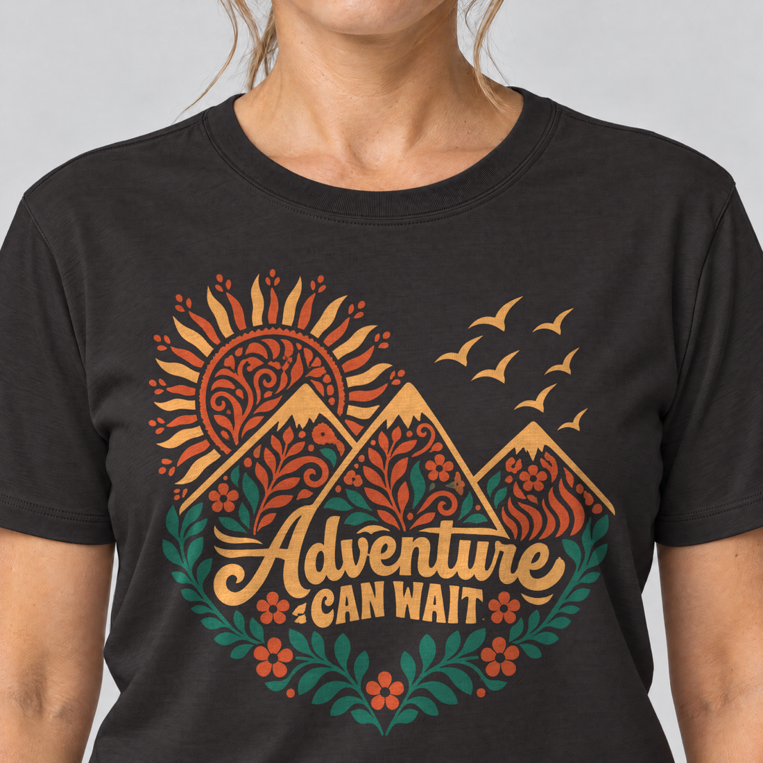 Nahaufnahme des Drucks: Adventure can wait – T-Shirt Unisex in Schwarz, von einer Frau getragen