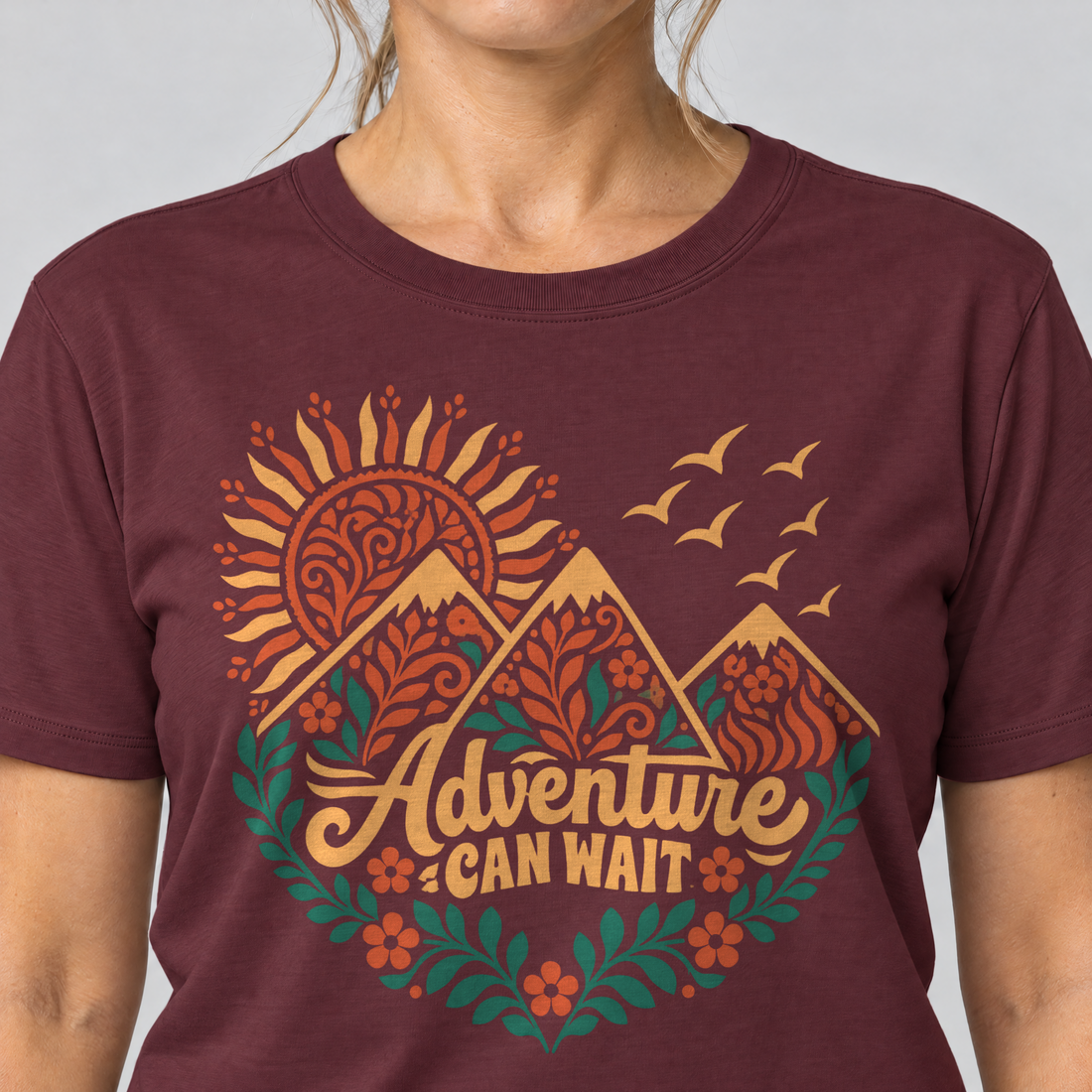 Nahaufnahme des Drucks: Adventure can wait – T-Shirt Unisex in Bordeaux, von einer Frau getragen