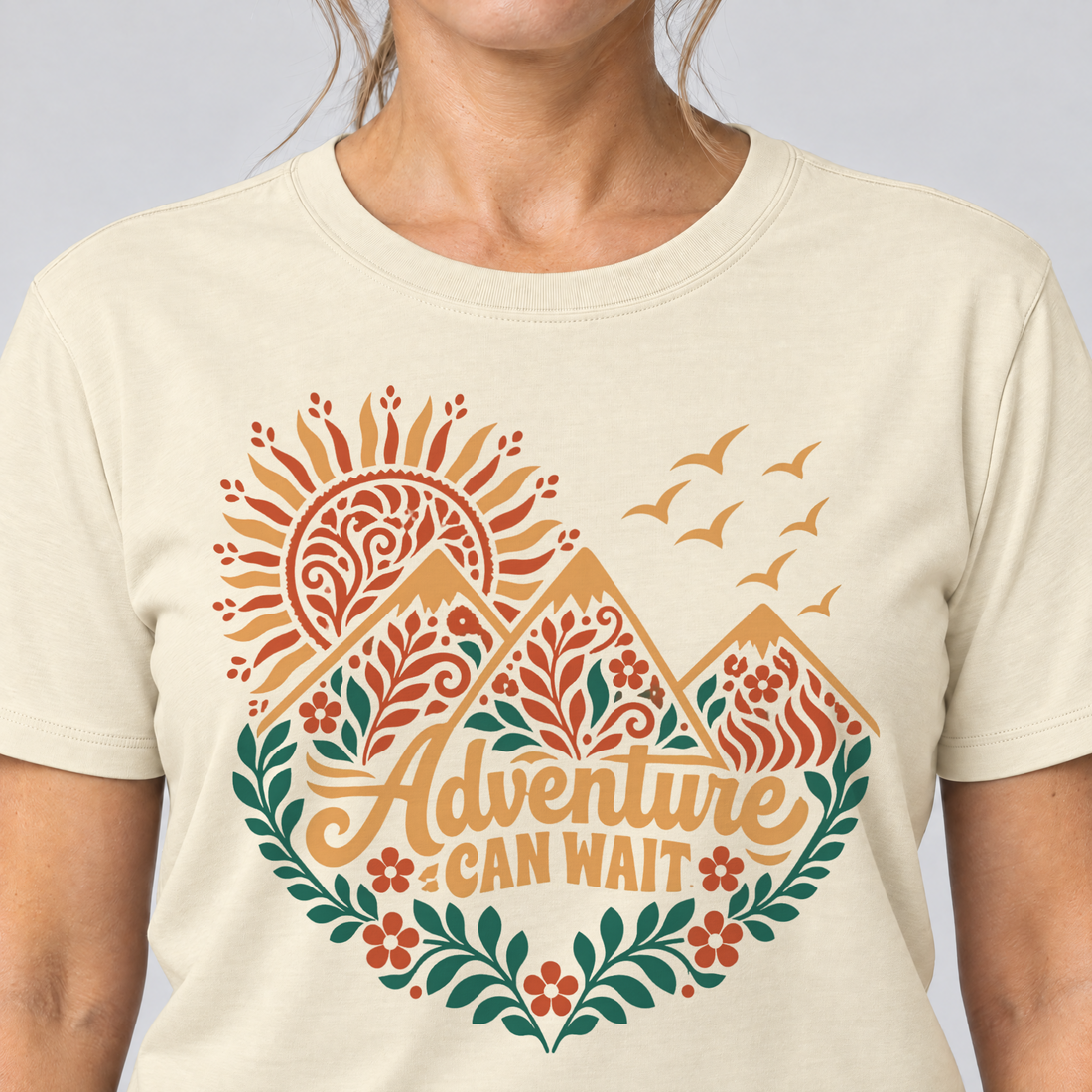 Nahaufnahme des Drucks: Adventure can wait – T-Shirt Unisex in Natur, von einer Frau getragen
