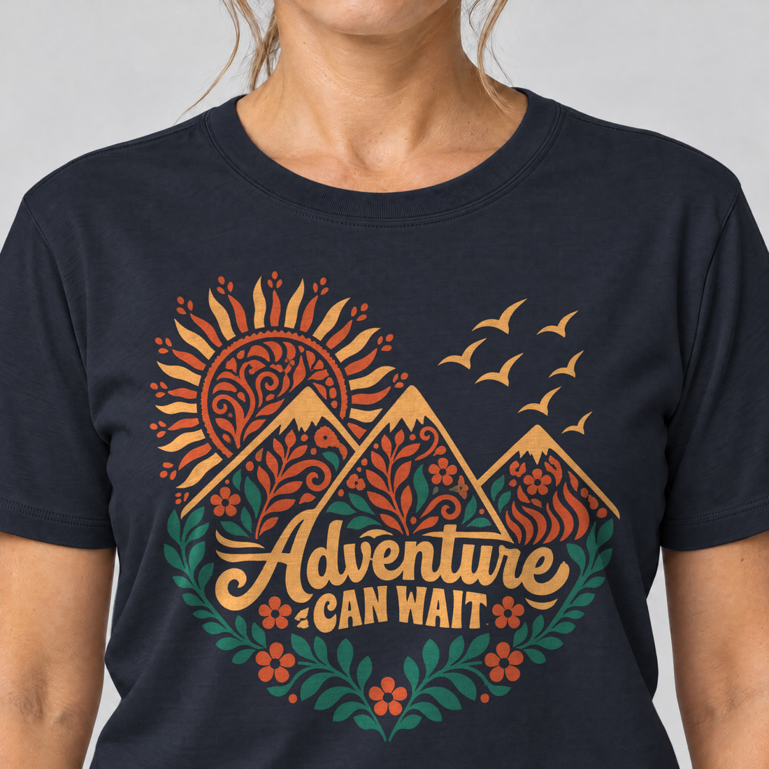 Nahaufnahme des Drucks: Adventure can wait – T-Shirt Unisex in Navy, von einer Frau getragen