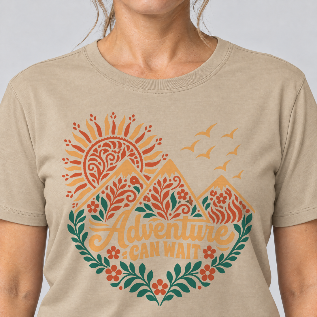 Nahaufnahme des Drucks: Adventure can wait – T-Shirt Unisex in Sand, von einer Frau getragen