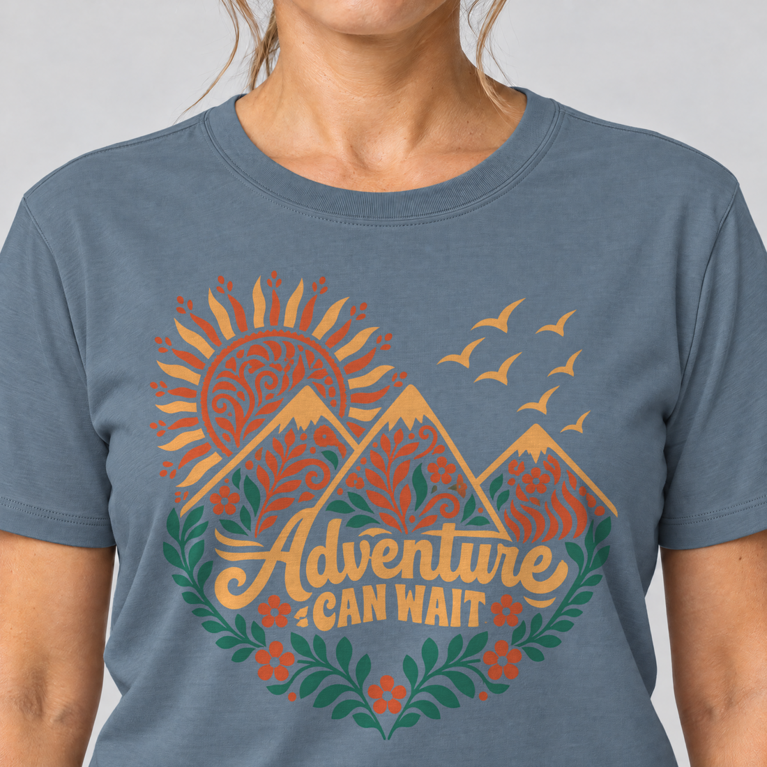 Nahaufnahme des Drucks: Adventure can wait – T-Shirt Unisex in Steinblau, von einer Frau getragen