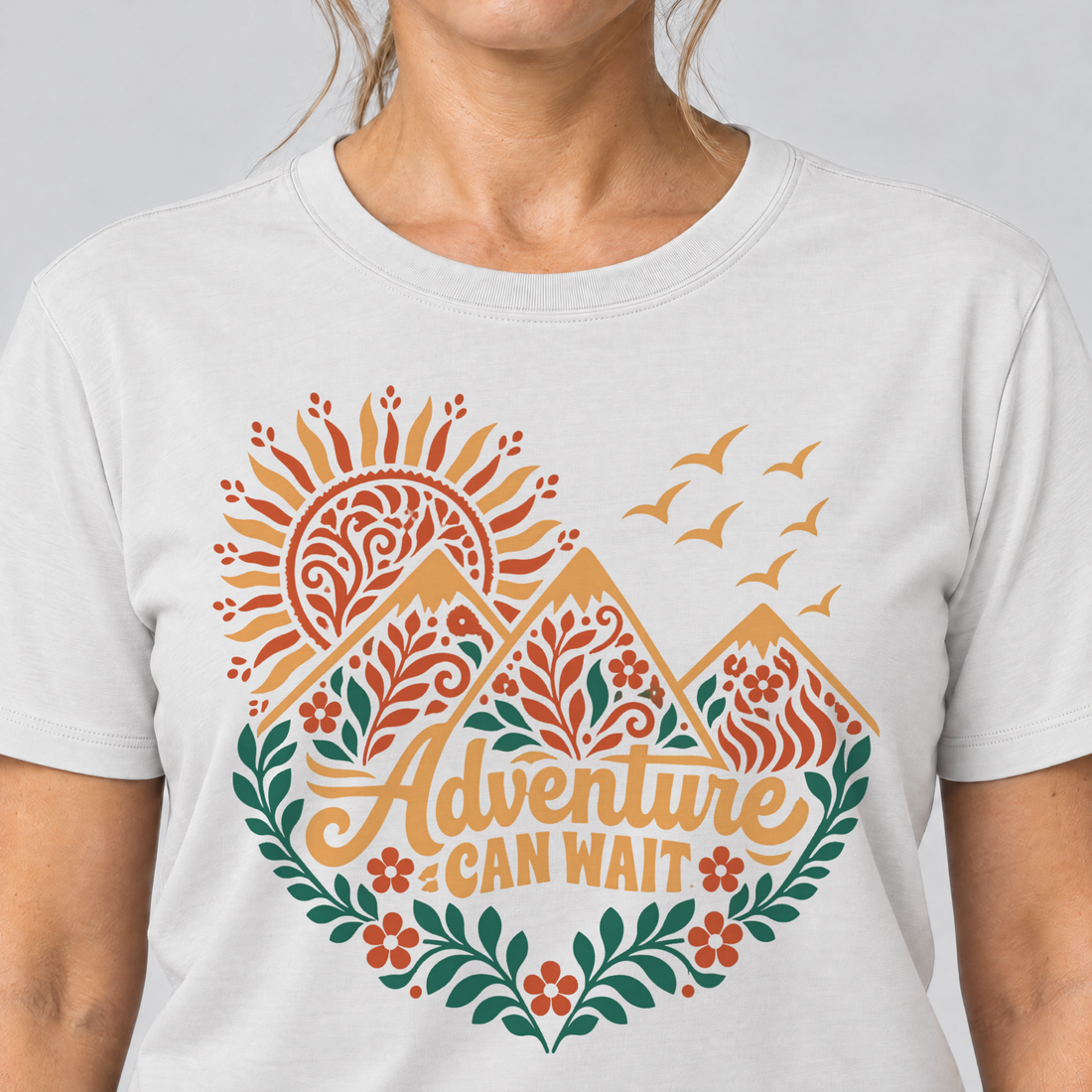 Nahaufnahme des Drucks: Adventure can wait – T-Shirt Unisex in Weiß, von einer Frau getragen