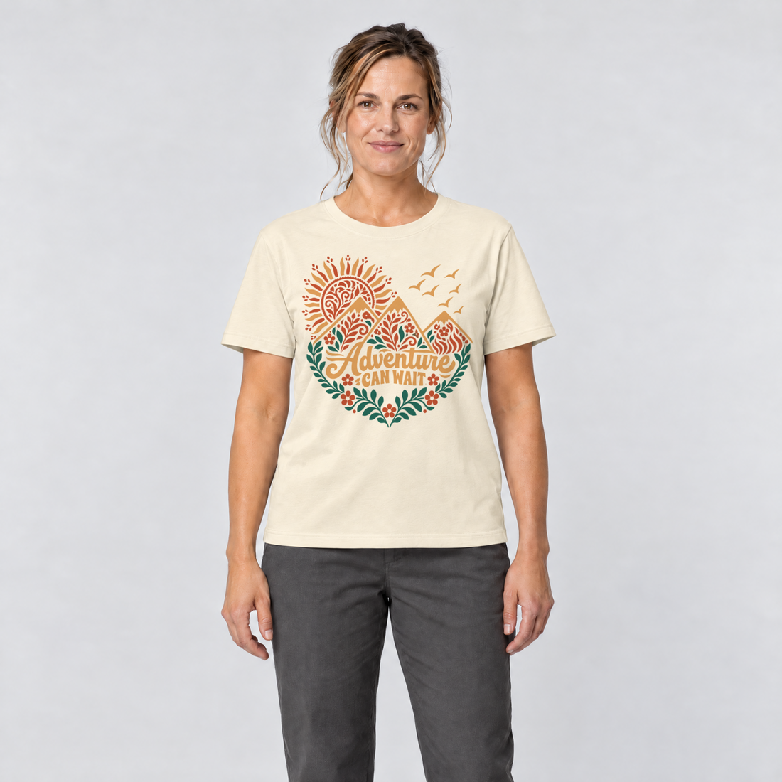 Frau trägt Adventure can wait – T-Shirt Unisex in Natur, Ansicht von vorn