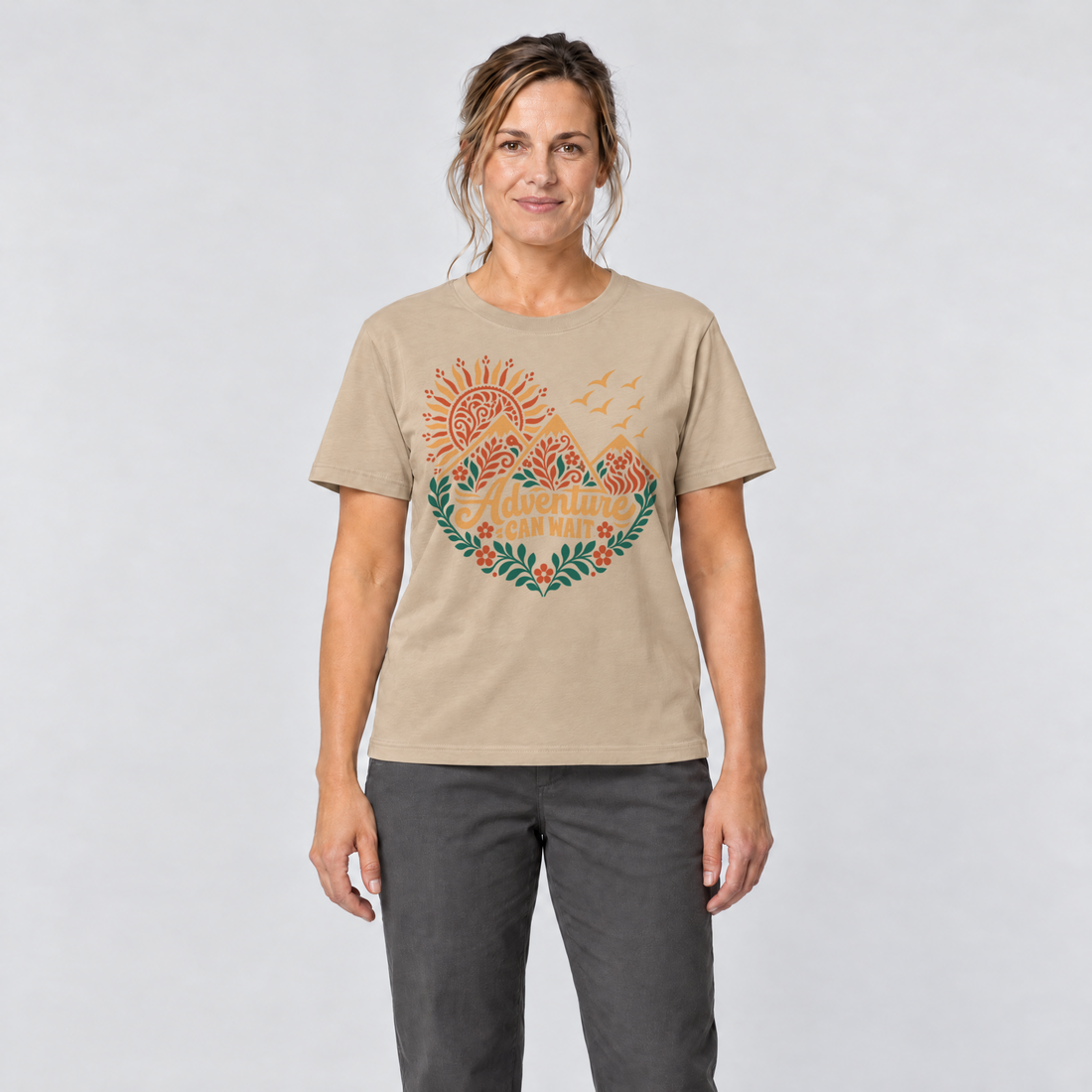 Frau trägt Adventure can wait – T-Shirt Unisex in Sand, Ansicht von vorn