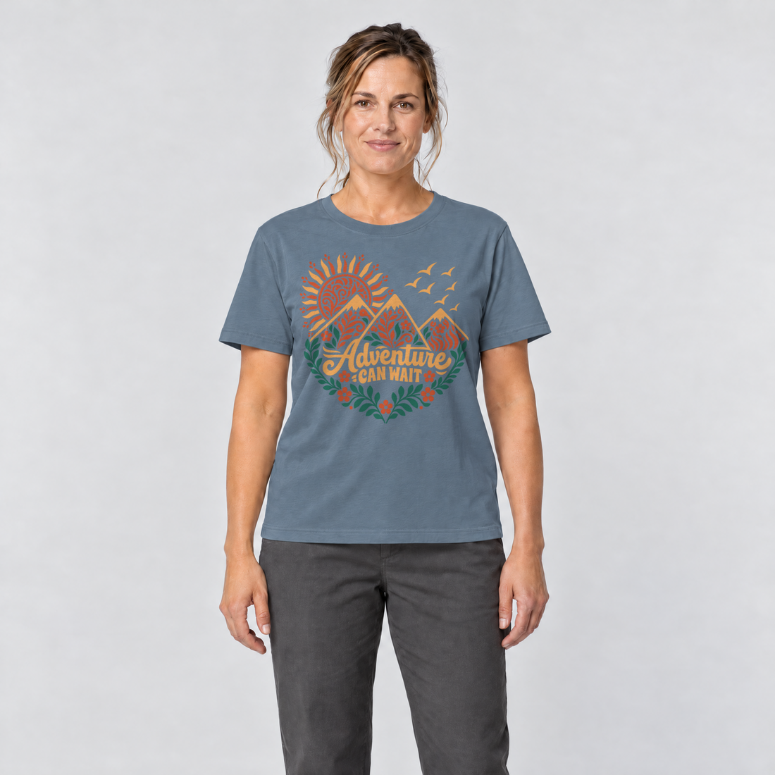 Frau trägt Adventure can wait – T-Shirt Unisex in Steinblau, Ansicht von vorn