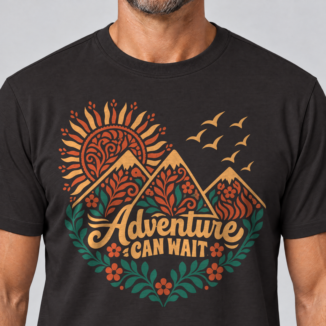Nahaufnahme des Drucks: Adventure can wait – T-Shirt Unisex in Schwarz, von einem Mann getragen