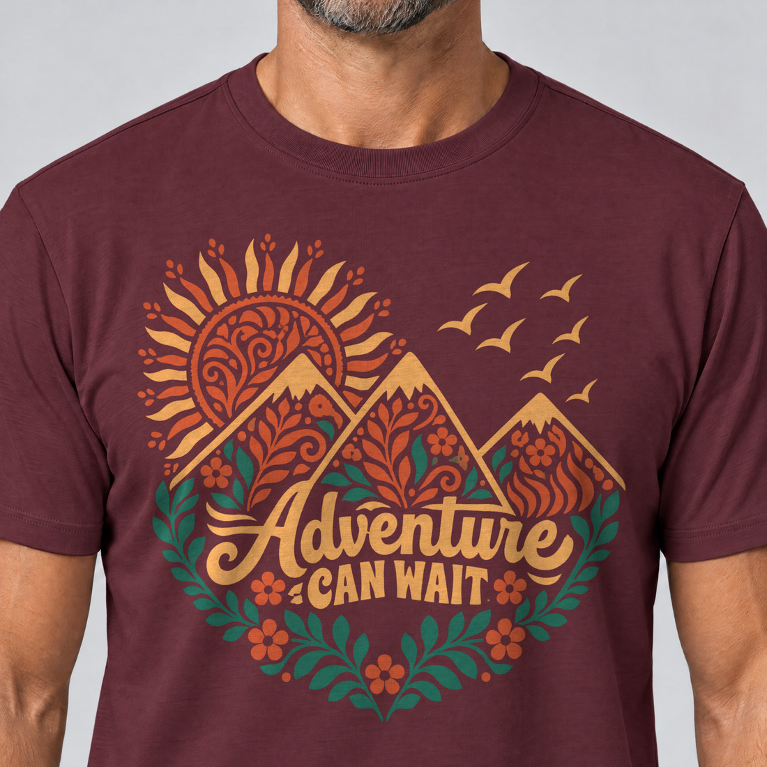 Nahaufnahme des Drucks: Adventure can wait – T-Shirt Unisex in Bordeaux, von einem Mann getragen