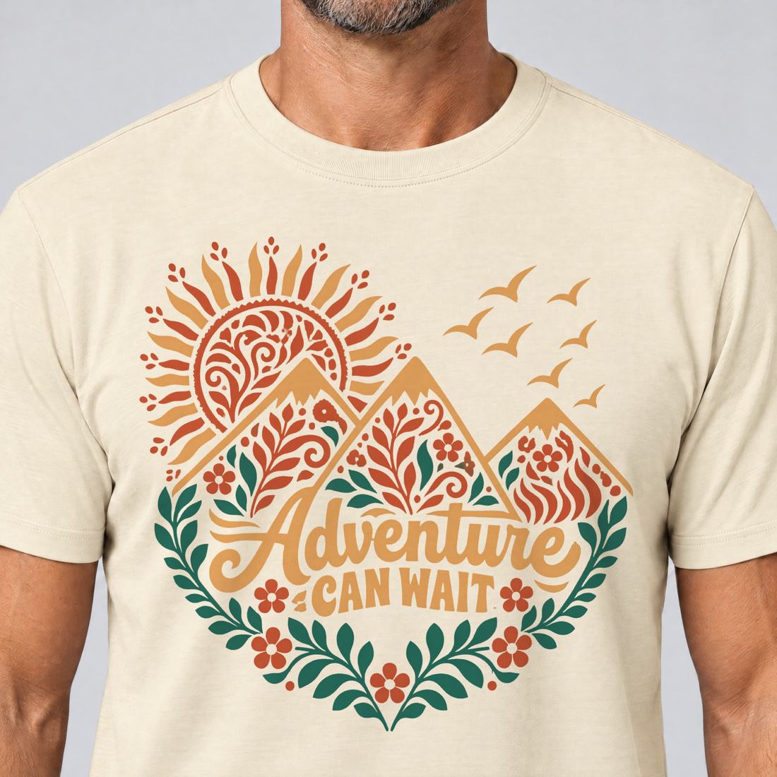 Nahaufnahme des Drucks: Adventure can wait – T-Shirt Unisex in Natur, von einem Mann getragen