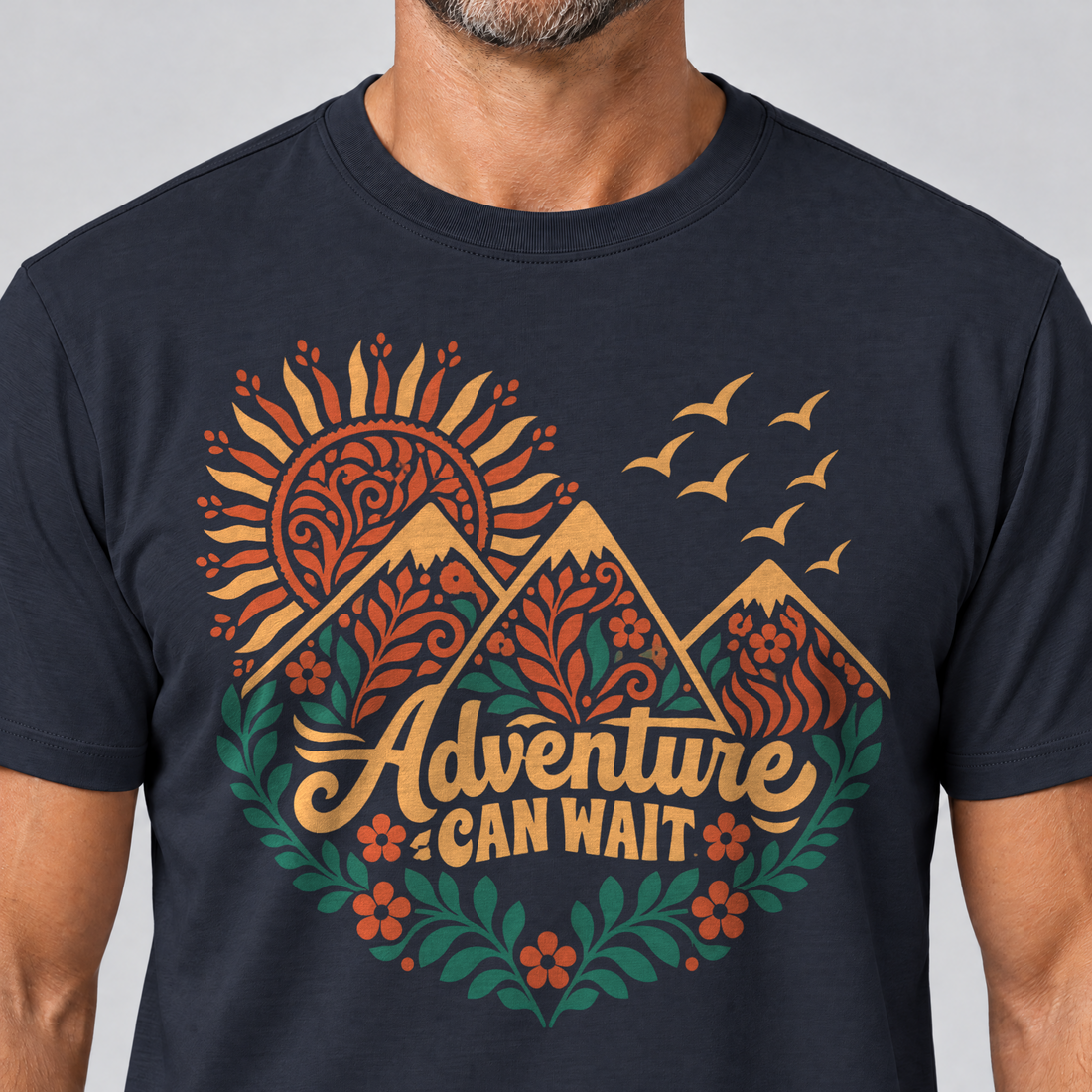 Nahaufnahme des Drucks: Adventure can wait – T-Shirt Unisex in Navy, von einem Mann getragen