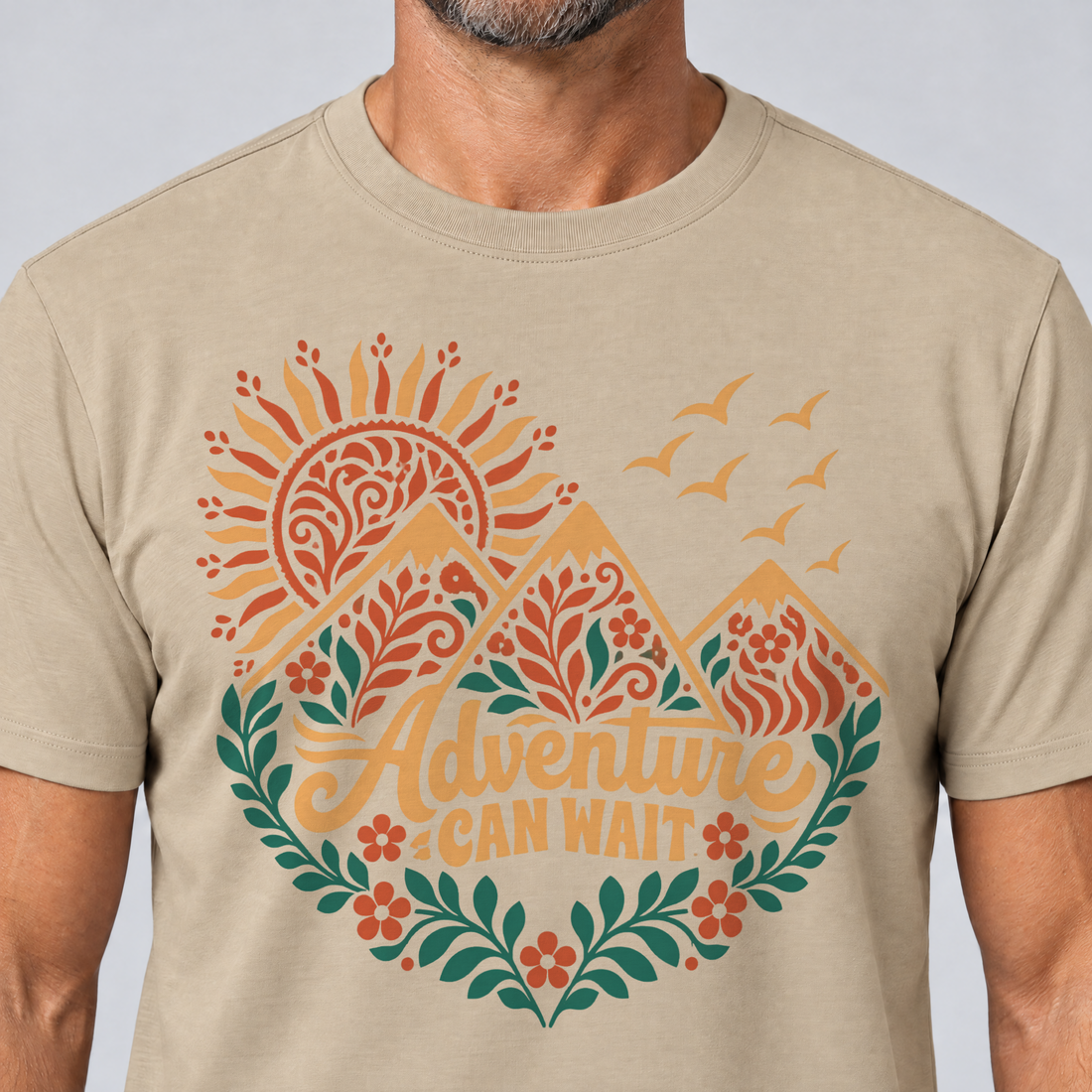 Nahaufnahme des Drucks: Adventure can wait – T-Shirt Unisex in Sand, von einem Mann getragen