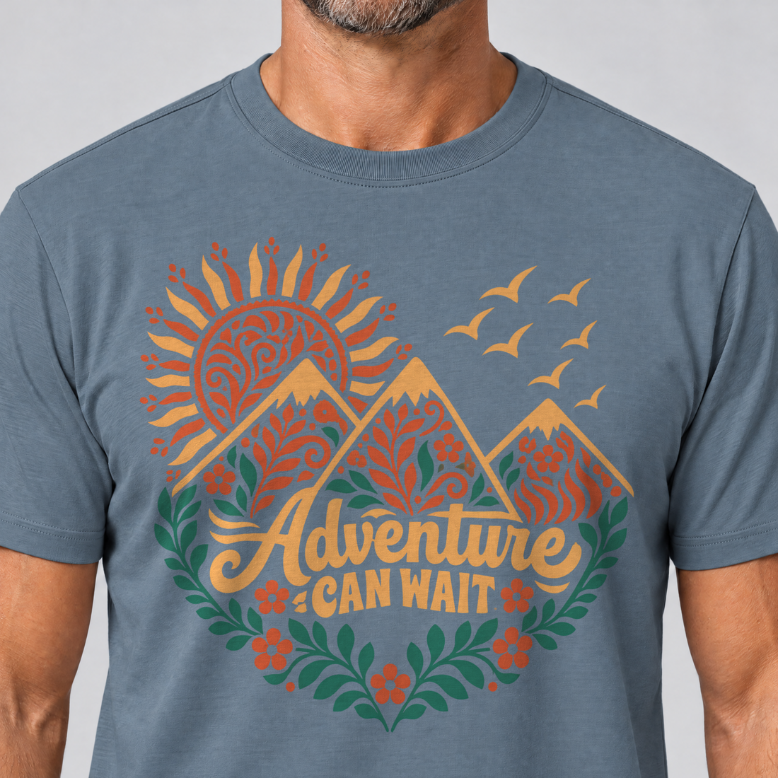 Nahaufnahme des Drucks: Adventure can wait – T-Shirt Unisex in Steinblau, von einem Mann getragen