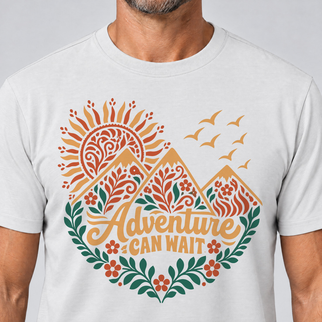 Nahaufnahme des Drucks: Adventure can wait – T-Shirt Unisex in Weiß, von einem Mann getragen