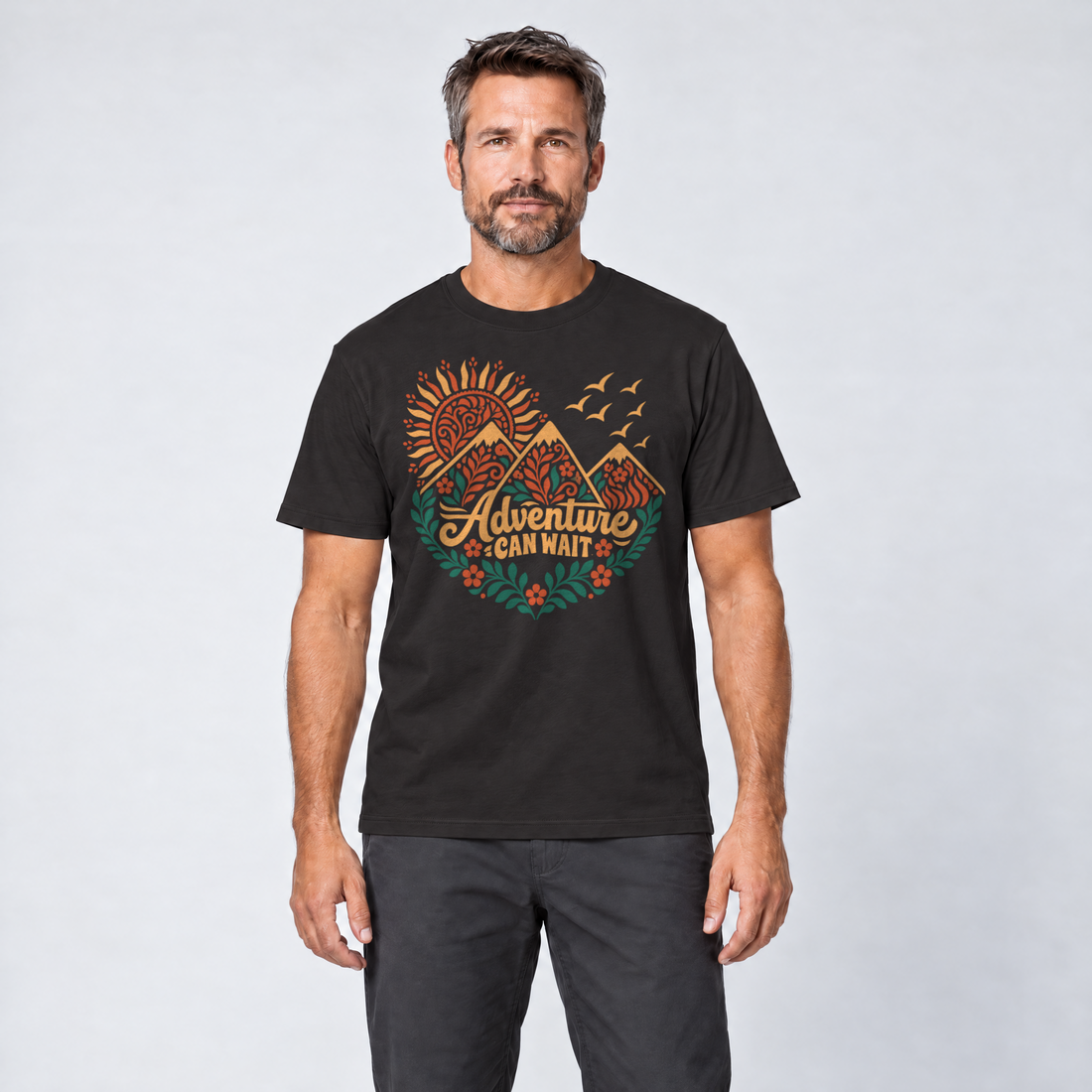 Mann trägt Adventure can wait – T-Shirt Unisex in Schwarz, Ansicht von vorn