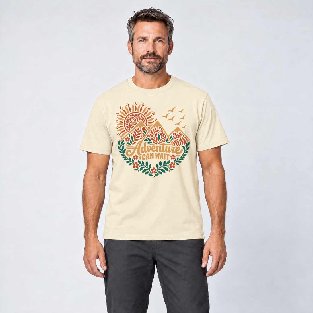 Mann trägt Adventure can wait – T-Shirt Unisex in Natur, Ansicht von vorn