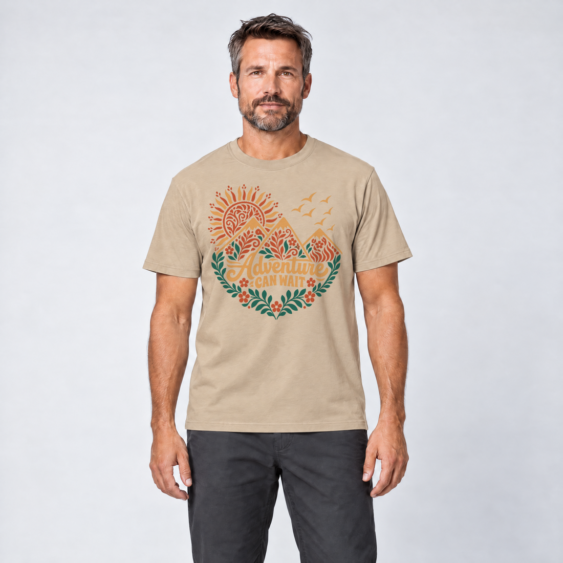 Mann trägt Adventure can wait – T-Shirt Unisex in Sand, Ansicht von vorn