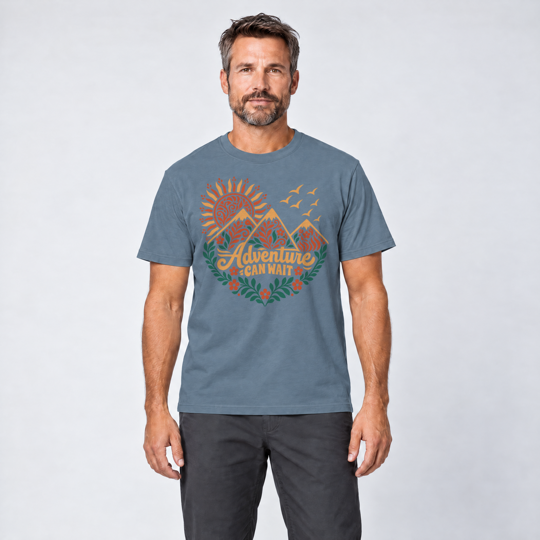 Mann trägt Adventure can wait – T-Shirt Unisex in Steinblau, Ansicht von vorn