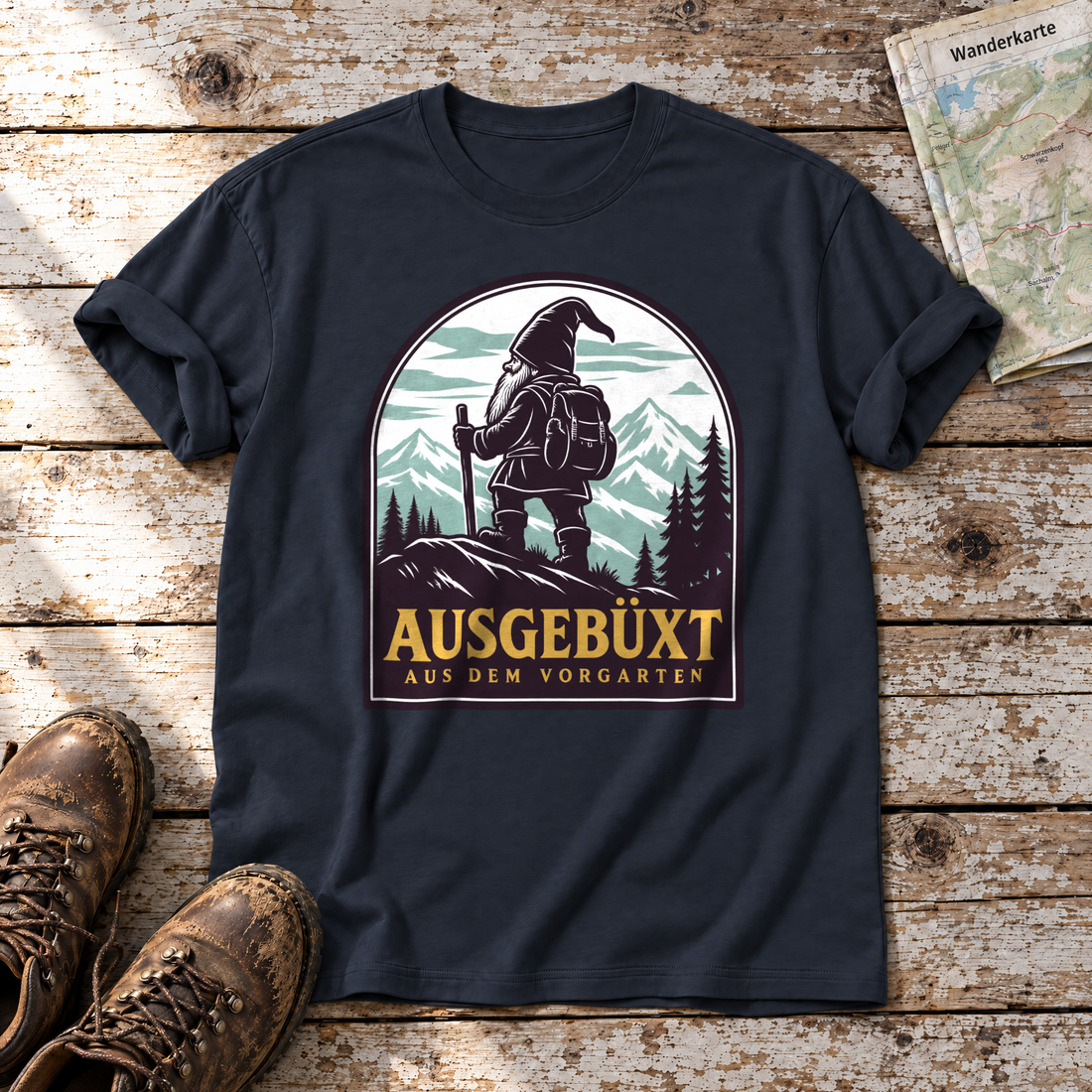 Ausgebüxt aus dem Vorgarten – T-Shirt Unisex in Navy, flach liegend auf alten Holzbrettern mit Wanderschuhen und Wanderkarte.