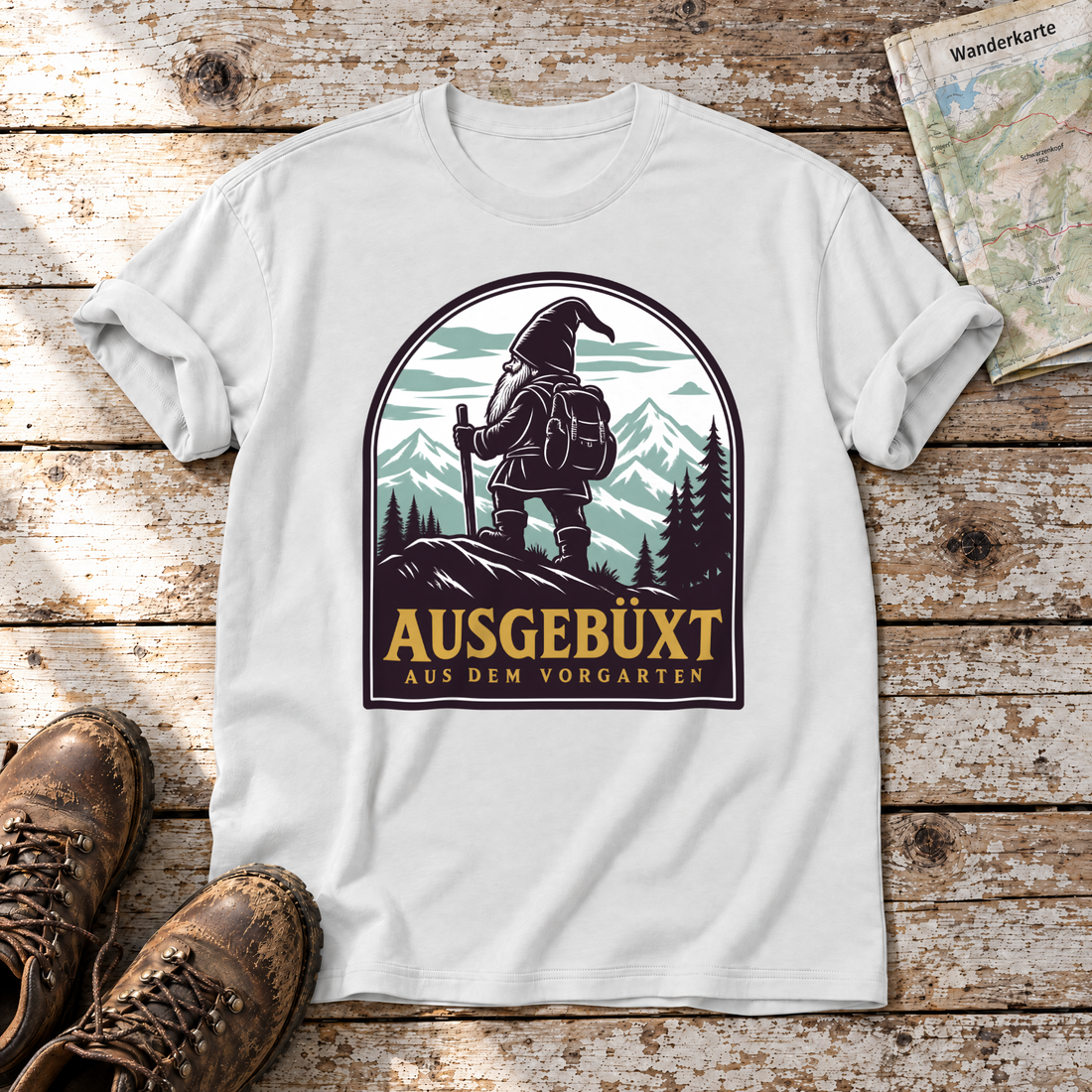 Ausgebüxt aus dem Vorgarten – T-Shirt Unisex in Weiß, flach liegend auf alten Holzbrettern mit Wanderschuhen und Wanderkarte.