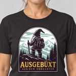 Nahaufnahme des Drucks: Ausgebüxt aus dem Vorgarten – T-Shirt Unisex in Schwarz, von einer Frau getragen