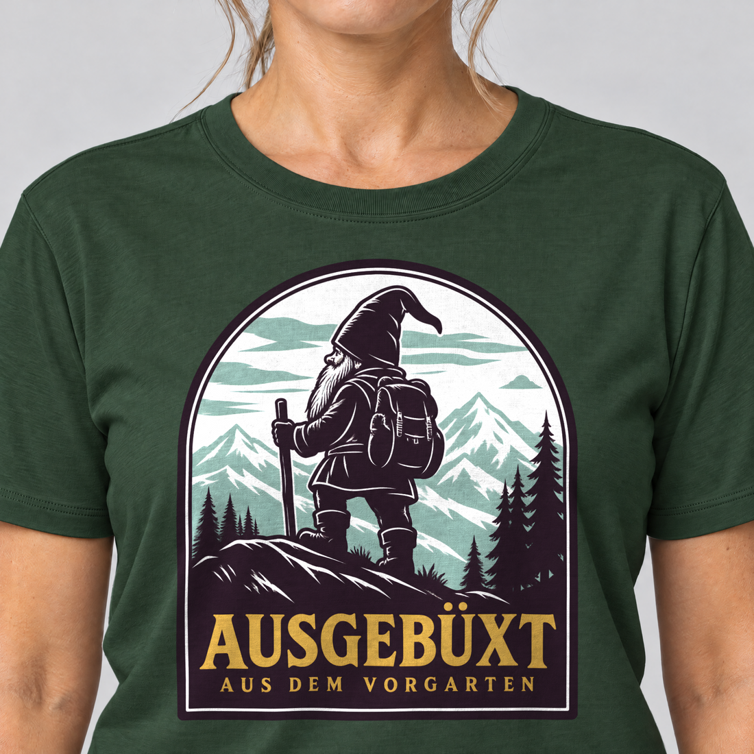 Nahaufnahme des Drucks: Ausgebüxt aus dem Vorgarten – T-Shirt Unisex in Flaschengrün, von einer Frau getragen