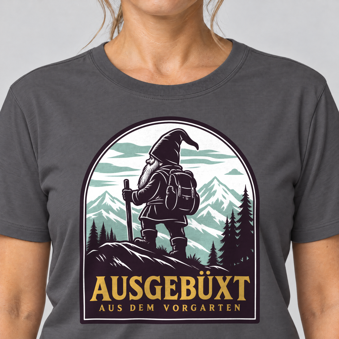 Nahaufnahme des Drucks: Ausgebüxt aus dem Vorgarten – T-Shirt Unisex in Dunkelgrau, von einer Frau getragen