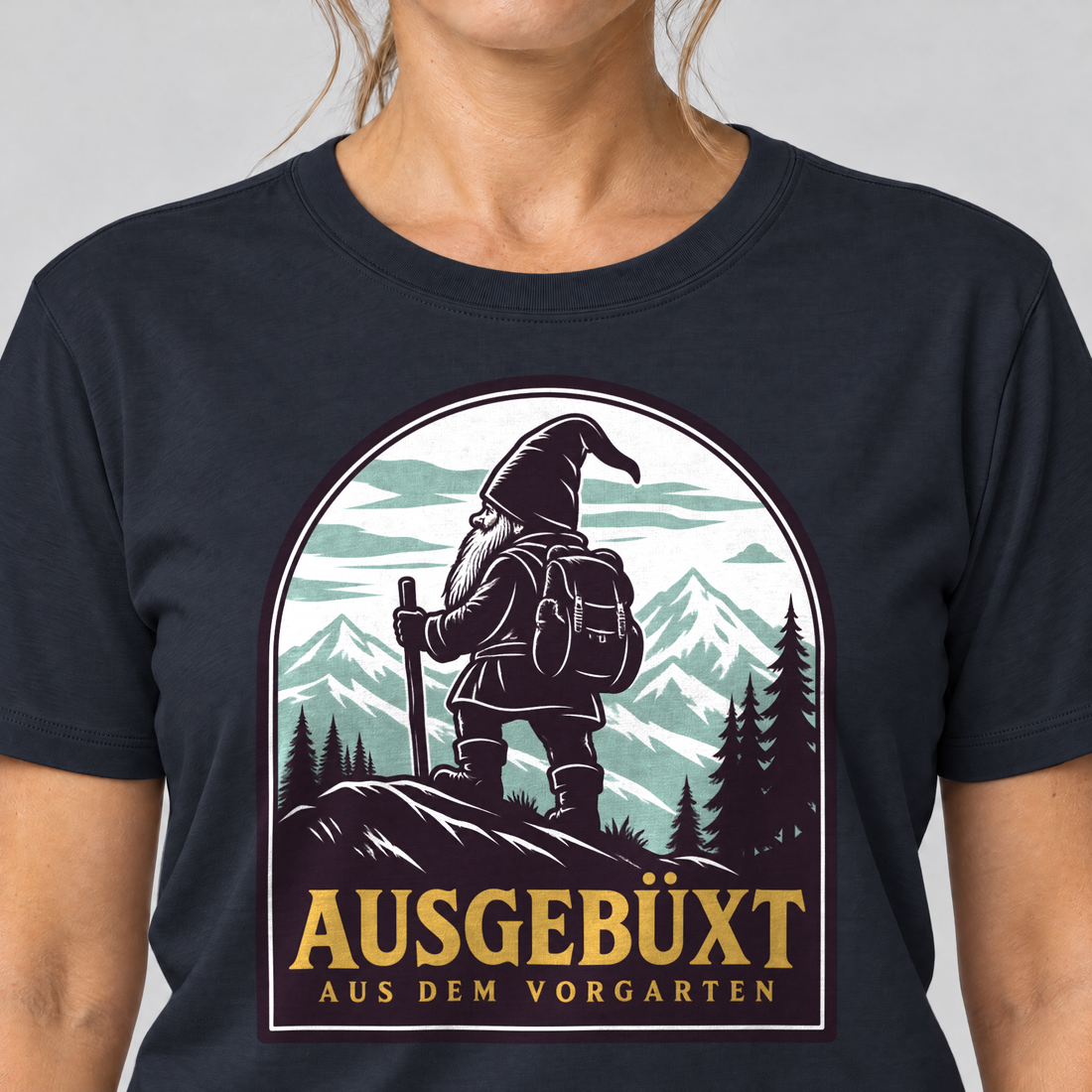 Nahaufnahme des Drucks: Ausgebüxt aus dem Vorgarten – T-Shirt Unisex in Navy, von einer Frau getragen