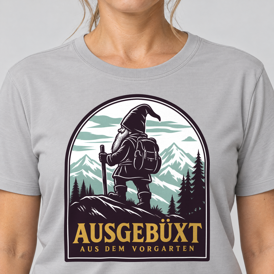 Nahaufnahme des Drucks: Ausgebüxt aus dem Vorgarten – T-Shirt Unisex in Hellgrau, von einer Frau getragen