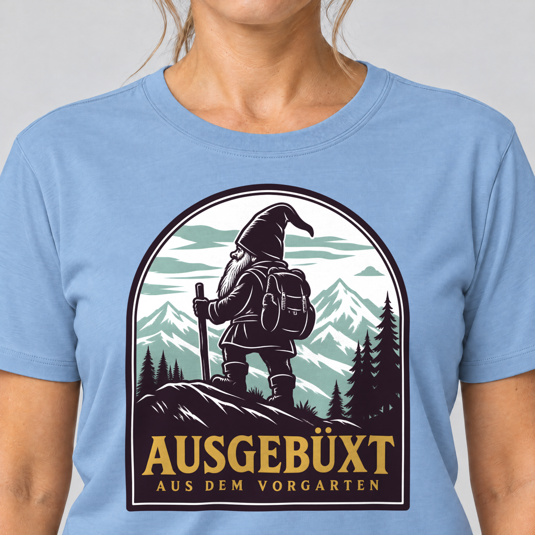 Nahaufnahme des Drucks: Ausgebüxt aus dem Vorgarten – T-Shirt Unisex in Himmelblau, von einer Frau getragen