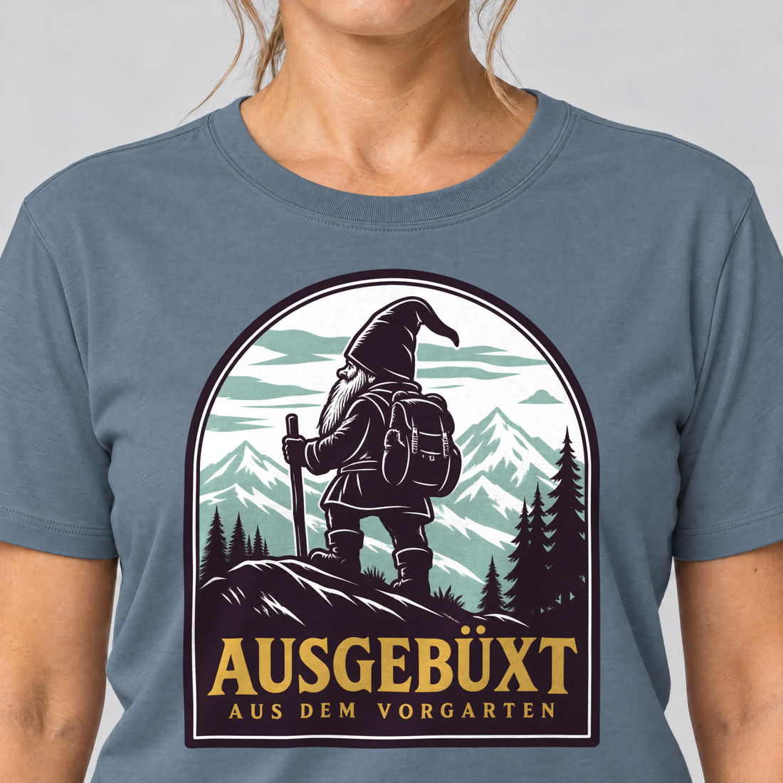 Nahaufnahme des Drucks: Ausgebüxt aus dem Vorgarten – T-Shirt Unisex in Steinblau, von einer Frau getragen