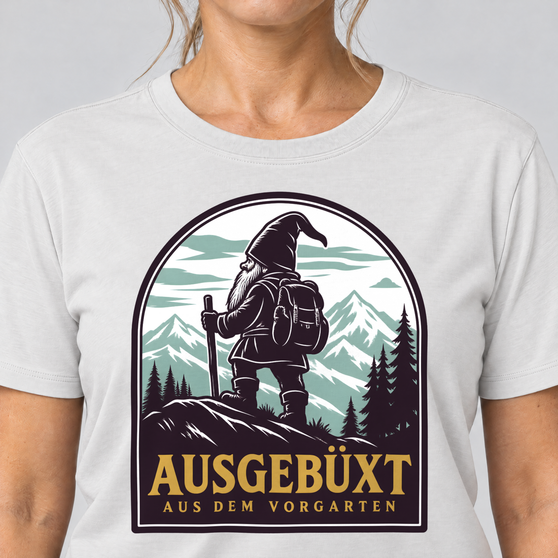 Nahaufnahme des Drucks: Ausgebüxt aus dem Vorgarten – T-Shirt Unisex in Weiß, von einer Frau getragen