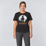 Frau trägt Ausgebüxt aus dem Vorgarten – T-Shirt Unisex in Schwarz, Ansicht von vorn