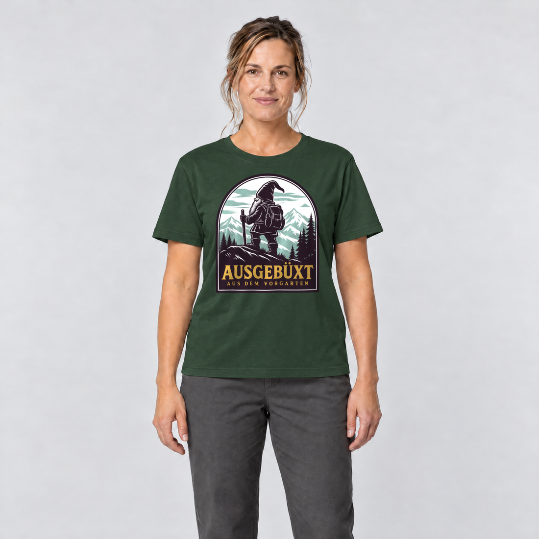 Frau trägt Ausgebüxt aus dem Vorgarten – T-Shirt Unisex in Flaschengrün, Ansicht von vorn