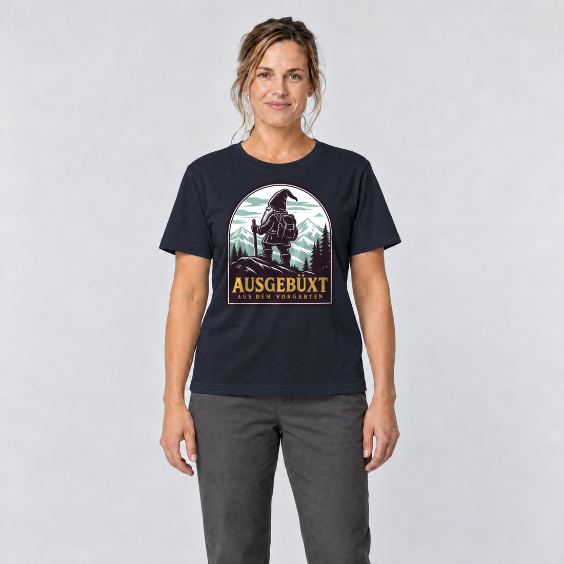 Frau trägt Ausgebüxt aus dem Vorgarten – T-Shirt Unisex in Navy, Ansicht von vorn