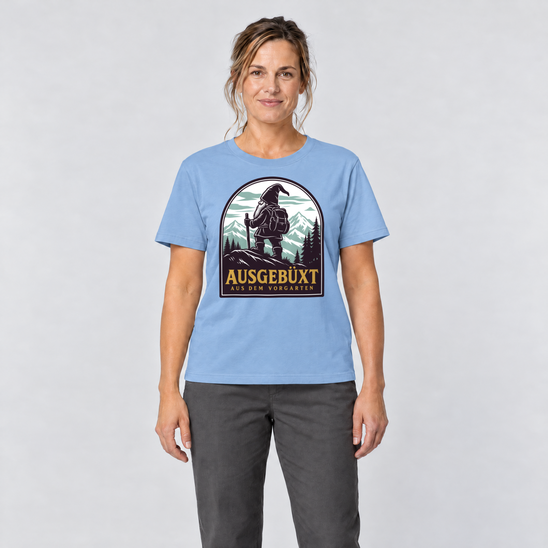 Frau trägt Ausgebüxt aus dem Vorgarten – T-Shirt Unisex in Himmelblau, Ansicht von vorn
