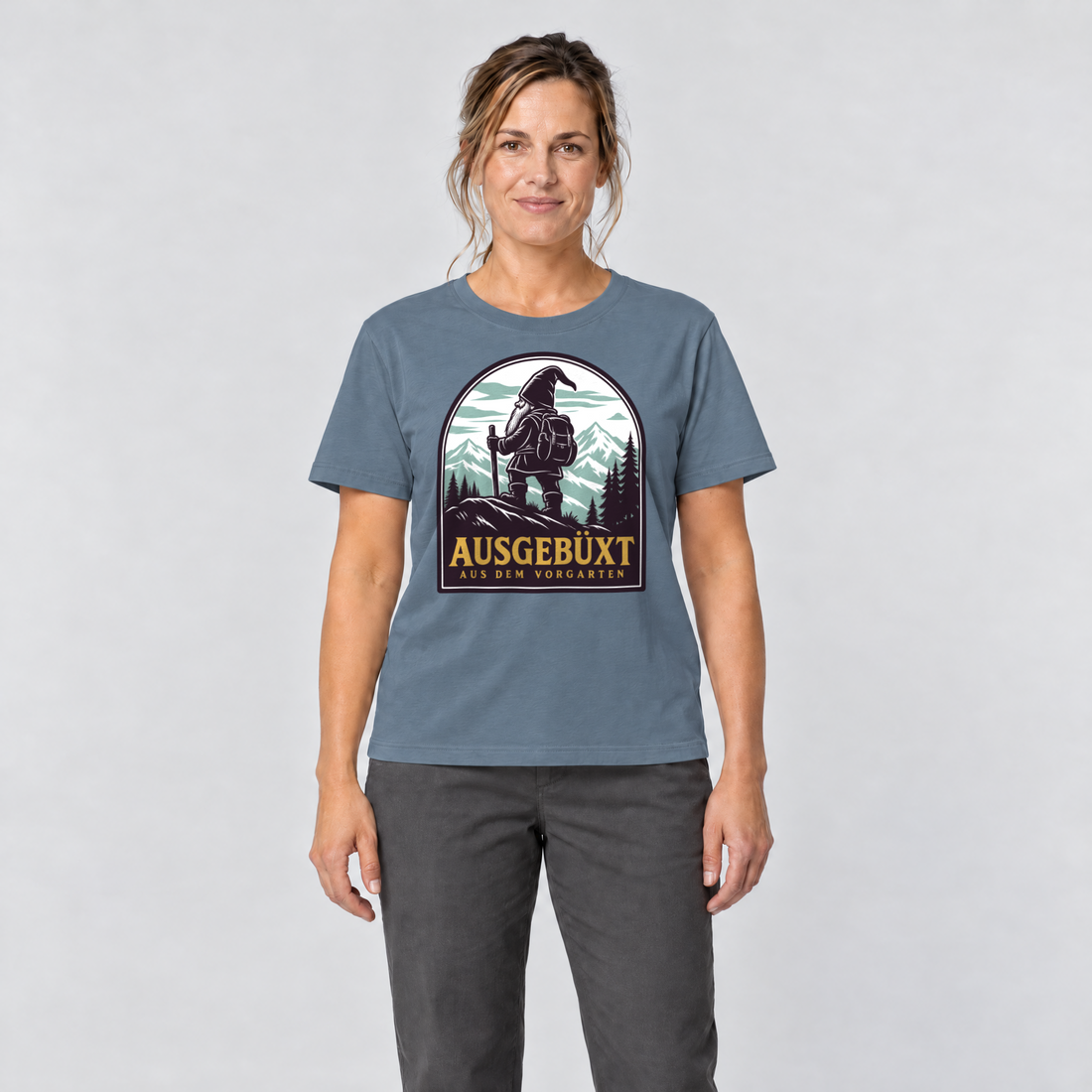 Frau trägt Ausgebüxt aus dem Vorgarten – T-Shirt Unisex in Steinblau, Ansicht von vorn