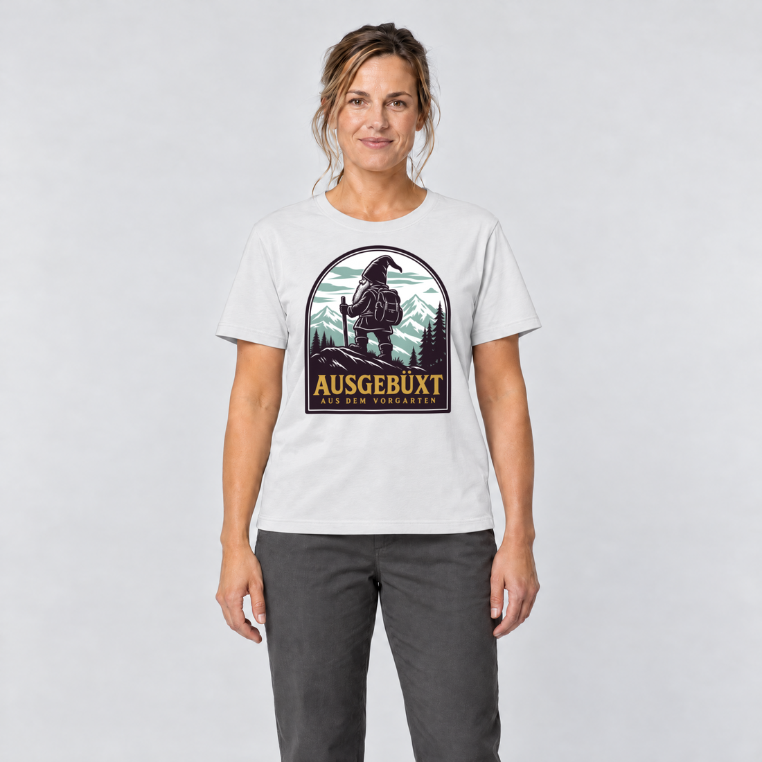 Frau trägt Ausgebüxt aus dem Vorgarten – T-Shirt Unisex in Weiß, Ansicht von vorn
