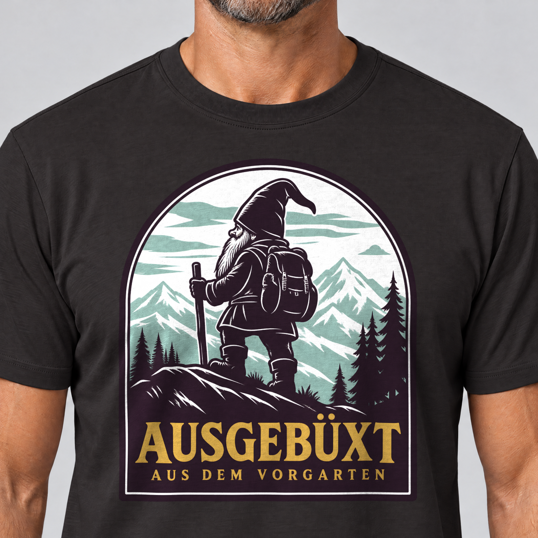 Nahaufnahme des Drucks: Ausgebüxt aus dem Vorgarten – T-Shirt Unisex in Schwarz, von einem Mann getragen